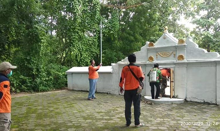 Relawan FRPB Pamekasan saat melakukan penyemprotan disinfektan di PP Sabar Astah Rabah, Pamekasan.