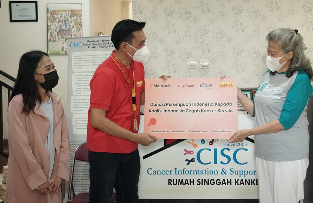 Penyerahan donasi dari program SheHacks kepada Koalisi Indonesia Cegah Kanker Serviks (KICKS).