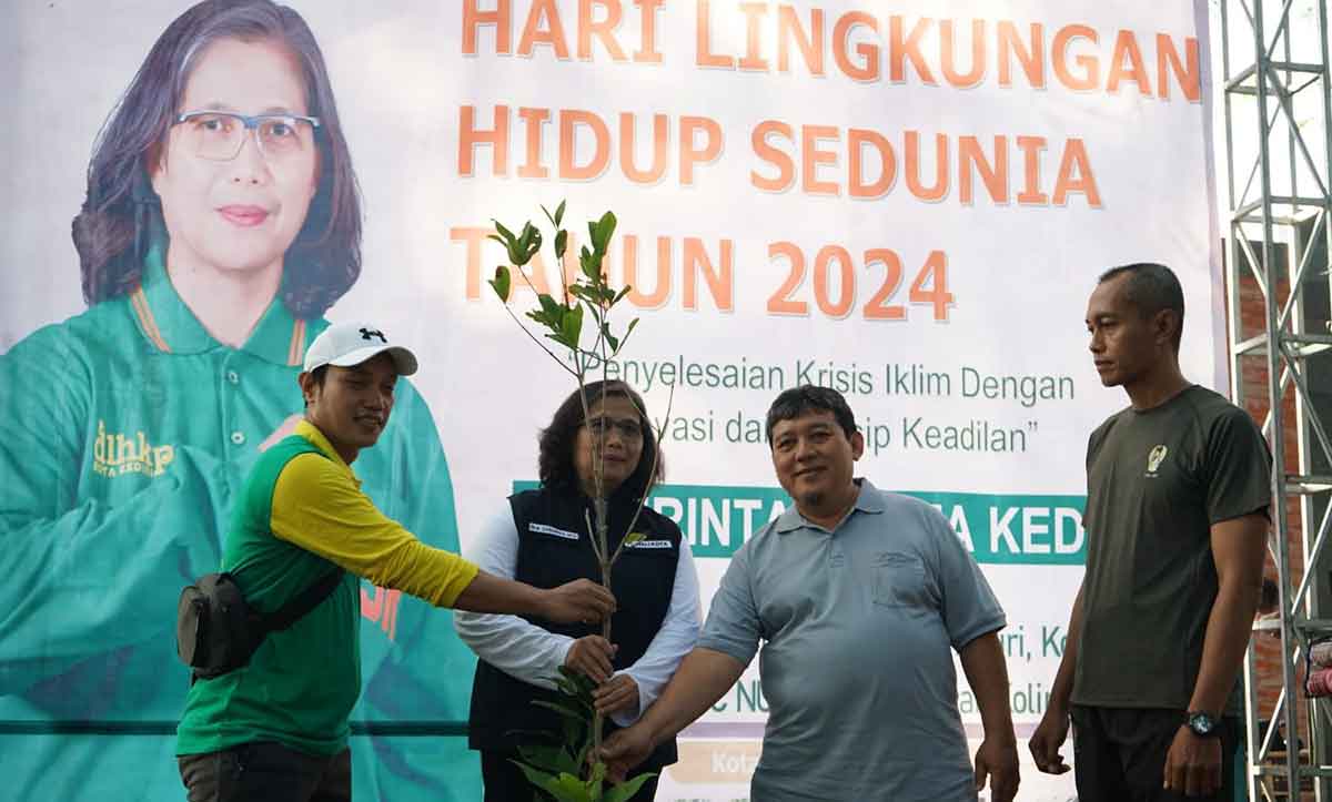 Pj Wali Kota Kediri, Zanariah, saat menyerahkan pohon yang akan ditanam. Foto: Ist