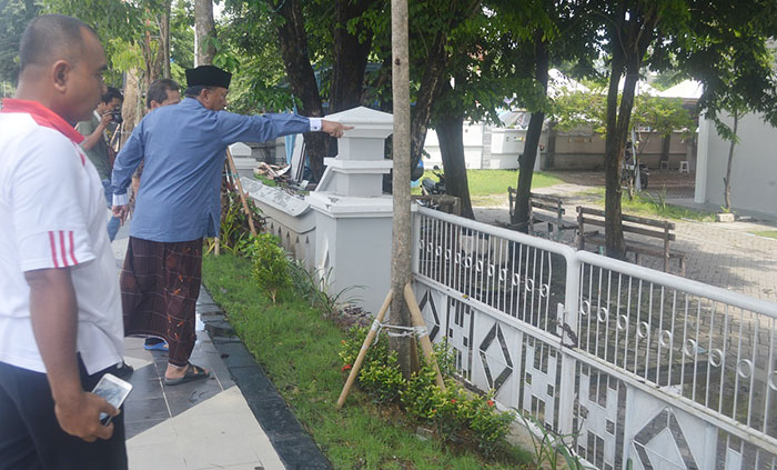 Bupati Sambari HR bersama Kepala DPUTR Gunawan Setijadi saat sidak Fakultas Vokasi Unair. foto: SYUHUD A/BANGSAONLINE