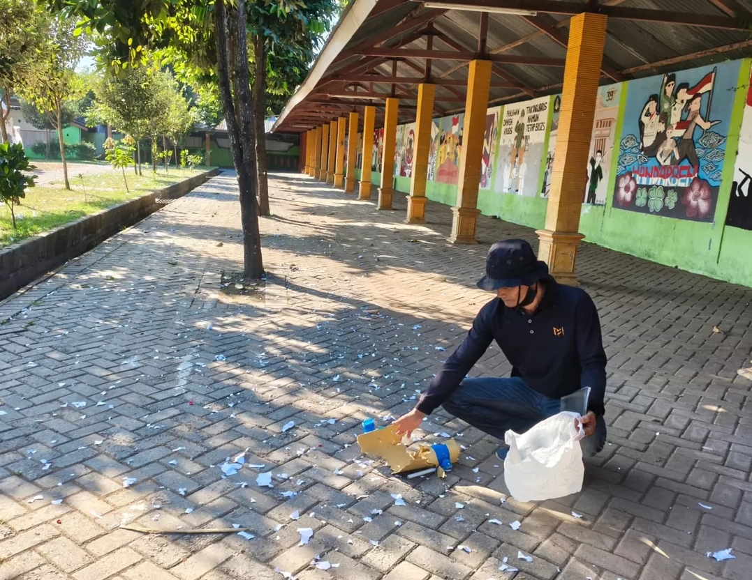 Petugas saat melakukan pembersihan sisa-sisa serpihan petasan 