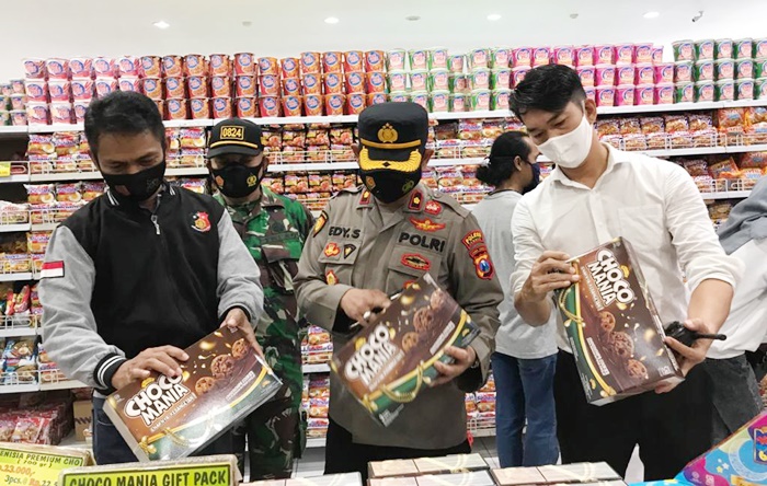 Cek Prokes dan Expired Date, Polsek Kaliwates Jember Patroli Pusat Perbelanjaan