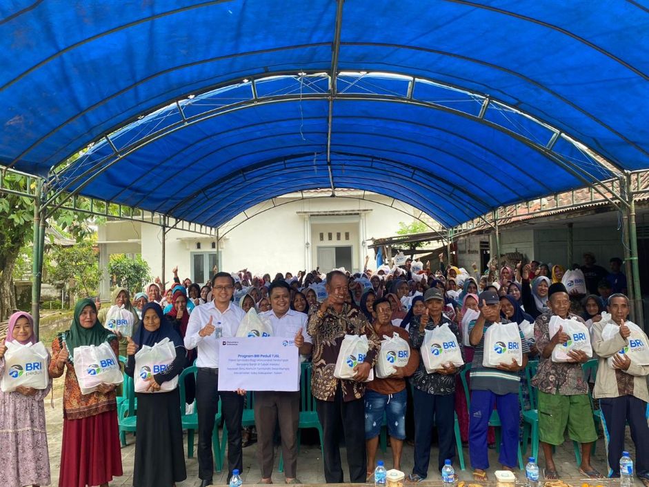 Branch Manager BRI Tuban saat menyerahkan paket sembako untuk masyarakat kurang mampu di Wilayah Kecamatan Soko.