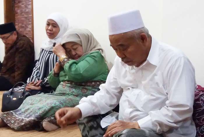 Khofifah Indar Parawansa didampingi Nyai Mahfudhoh Abdul Wahab Hasbullah di kediaman Dr KH Asep Saifuddin Chalim di PP Amanatul Ummah Surabaya. Foto: MMA/bangsaonline.com