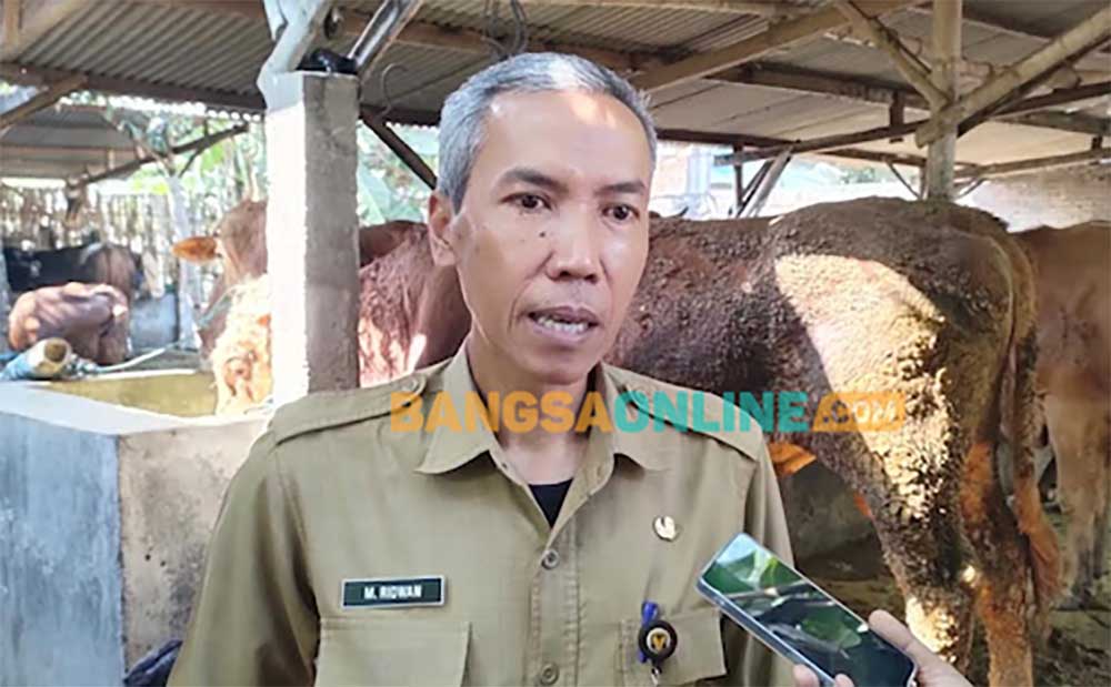 Kepala DKPP Kota Kediri, Moh. Ridwan, saat memberi keterangan kepada awak media. (Foto: MUJI HARJITA/ BANGSAONLINE)