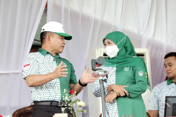 Gubernur Khofifah saat mendampingi KSAD Jenderal TNI Dudung Abdurachman membuka Piala KSAD Liga Santri PSSI 2022 di Stadion Merdeka Jombang, Senin (20/6/2022).