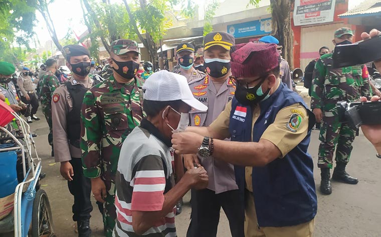 Kapolresta Banyuwangi beserta Forkopimda melakukan operasi yustisi.