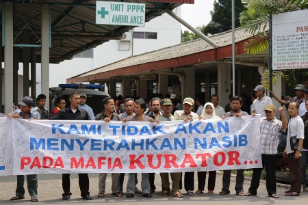 Karyawan menggelar aksi tangan tangan di spanduk. Foto:nisa alseena kapoor/BANGSAONLINE