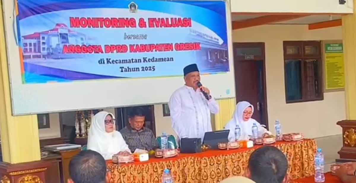 Wakil Ketua DPRD Gresik, Mujid Riduan, saat monitoring dan evaluasi serta sosialisasi anggaran di Kecamatan Kedamean. Foto: Ist
