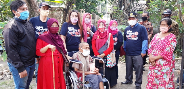 Hadi Pranoto (duduk) seusai menerima bantuan kursi roda bersama Pengurus PDKK dan Relawan Gotong Royong. (foto: MUJI HARJITA/ BANGSAONLINE)

