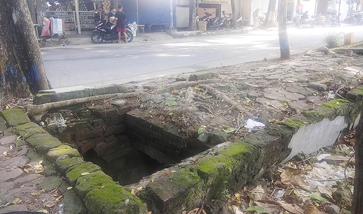 Kondisi trotoar di depan Pasar Burung Lamongan tampak menganga sehingga tak bisa dimanfaatkan pejalan kaki.