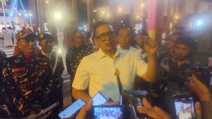 Ali Kuncoro ketika memberikan keterangan pers usai menghadiri peringatan Waisak.