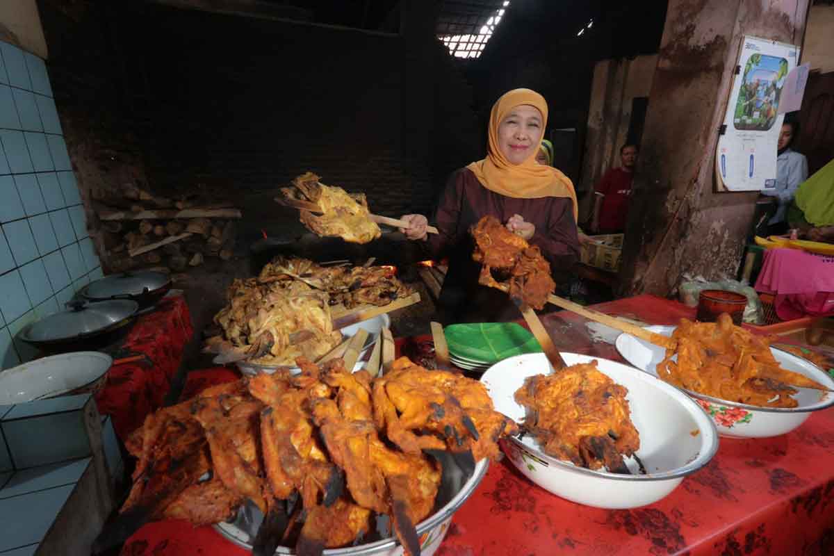Khofifah saat berada di dapur ayam panggang gandu, Magetan.