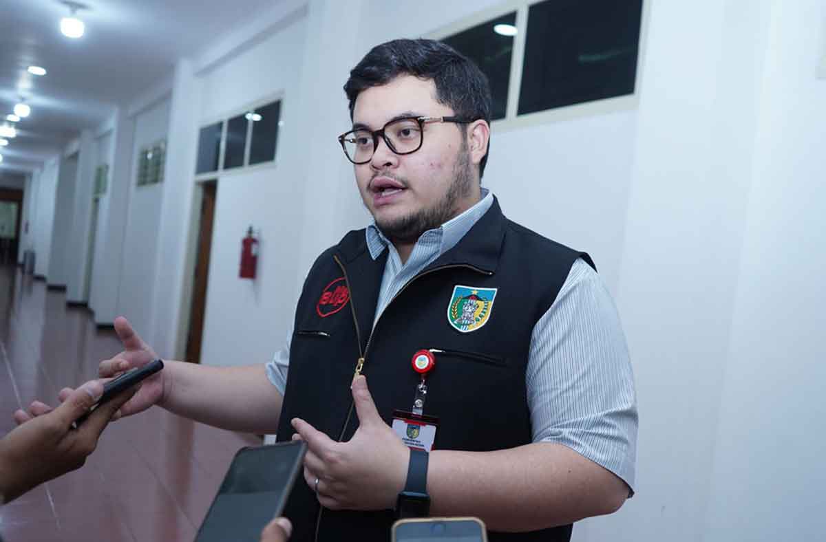 Bupati Kediri, Hanindhito Himawan Pramana, saat memberi keterangan kepada awak media. 