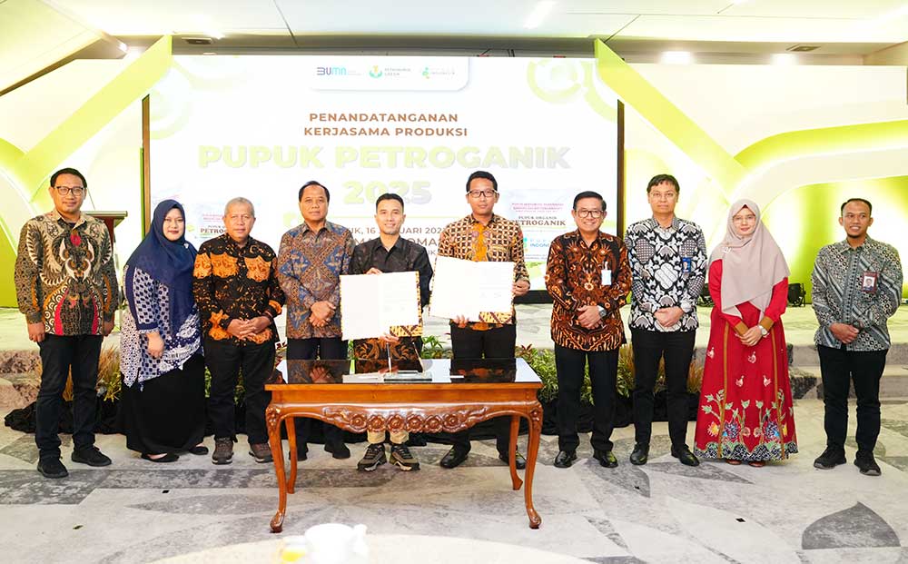 Dirut PG, Dwi Satriyo Annurogo (4 dari kanan) didampingi DKU PG, Robby Setiabudi Madjid usai menyaksikan penandatanganan SPJB bersama 73 mitra produksi pupuk Petroganik oleh SVP Mitra Bisnis, Eko Suroso (6 dari kanan) di Gresik.