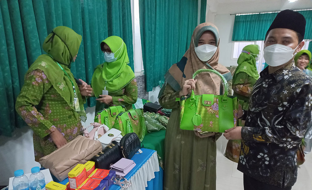 Ning Hana didampingi Gus Barra saat memborong beberapa produk UMKM milik kader Muslimat NU Mojokerto.
