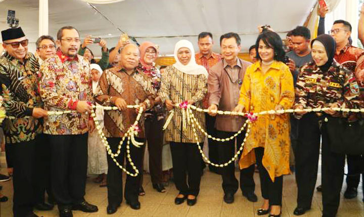 Gubernur Jatim Khofifah Indar Parawansa menggunting pita sebagai tanda resmi pembukaan Bazar buku terbesar yakni Big Bad Wolf (BBW) ke-4 di JX International Convention Exhibition Surabaya, Kamis (3/10) sore. foto: istimewa/ bangsaonline.com