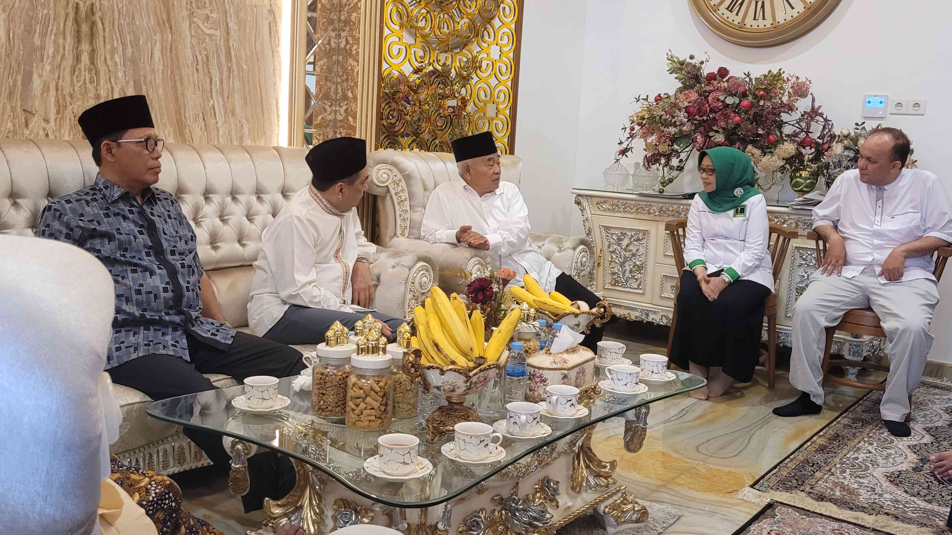  Prof Dr KH Asep Saifuddin Chalim, MA, saat menerima kedatangan Wakil Ketua Umum Partai Persatuan Pembangunan (PPP) Agus Suparmanto di Pondok Pesantren Amanatul Ummah di Jalan Siwalankerto Utara Surabaya, Rabu (5/11/2025). Foto: MMA/bangsaonline