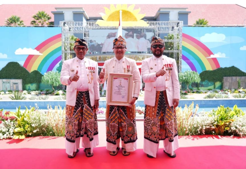Aries Agung Paewai berfoto bersama Wali Kota Batu Nurochman dan Wakil Wali Kota Heli Suyanto