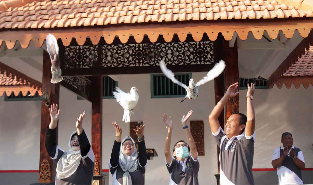 Pelepasan burung merpati oleh Plt Kalapas Kediri beserta jajaran. Foto: Ist