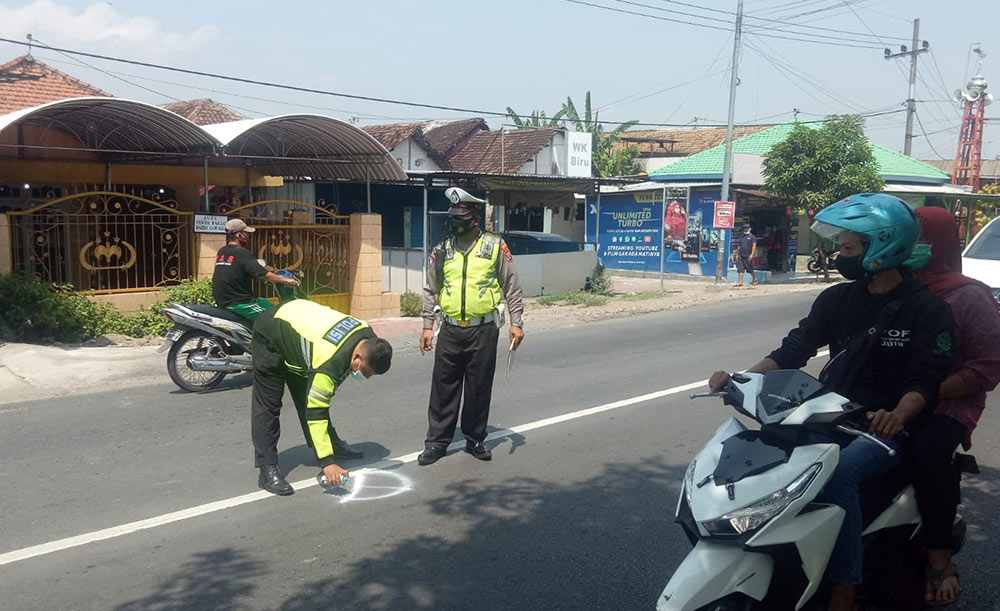 Petugas melakukan olah TKP di titik korban tertabrak truk.