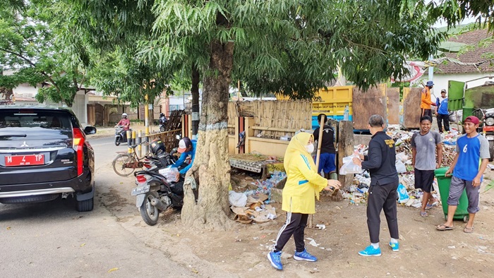 Kajari Sumenep berbaur dan berbagi kepada masyarakat dalam rangka wujudkan Bismillah Melayani.