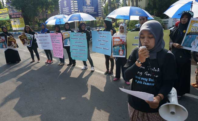 Aktivis Peduli Korban Kekerasan saat demo yang dikoordinir Palupi Pusporini di perempatan Kebonrojo, Jl Wahid Hasyim Jombang, Rabu (25/5). (foto: romza/BANGSAONLINE)
