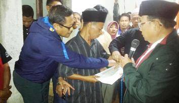 Wakil bupati Blitar Drs Rijanto saat memberikan bantuan kepada keluarga korban TKI. Foto: tri susanto/BANGSAONLINE