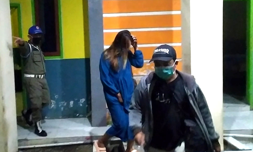 Para pasangan mesum yang terjaring razia kamar hotel di Jombang saat digelandang ke kantor satpol PP. foto: AAN AMRULLOH/ BANGSAONLINE