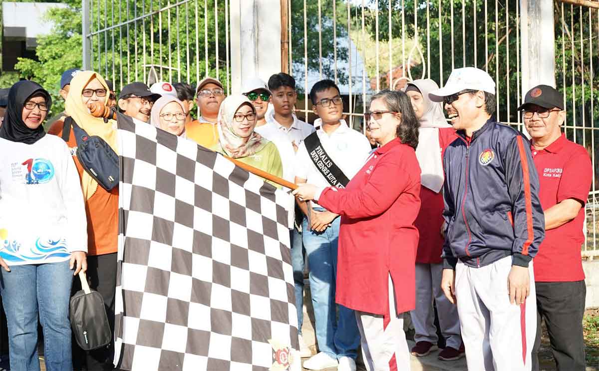 Pj Wali Kota Kediri, Zanariah, saat memberangkatkan peserta jalan sehat dalam rangka memperingati Hari Keluarga Nasional ke-31. Foto: Ist