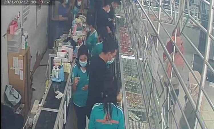 Potongan rekaman CCTV proses pengambilan emas. (foto: ist)