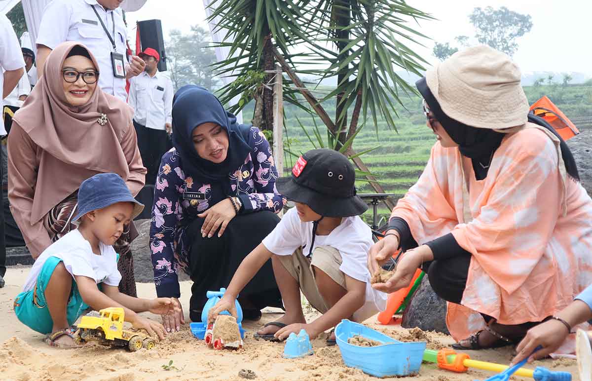 Bupati Mojokerto, Ikfina Fahmawati, saat memantau perkembangan balita di wilayahnya.