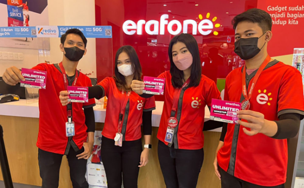Para karyawan Erafone memamerkan kartu perdana dari Smartfren. 
