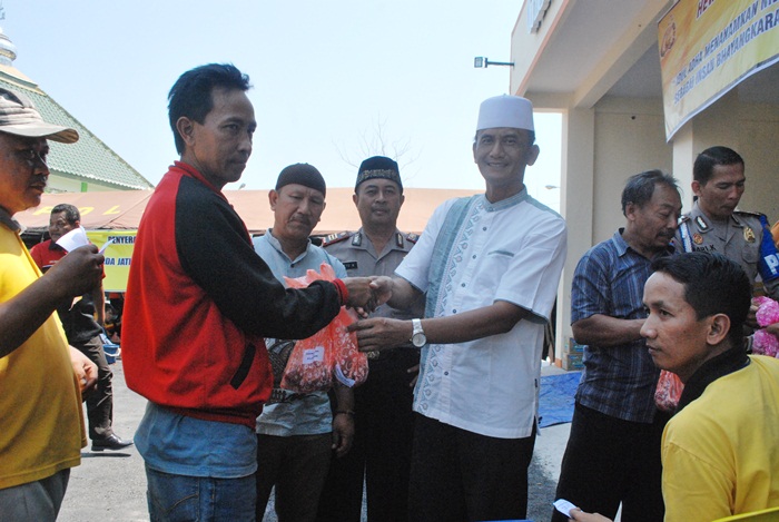 Kabag Sumda saat menyerahkan daging kurban.
