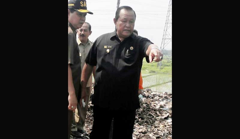 Suyitno ketika meninjau TPA Randegan. foto: yudi eko purnomo/ BANGSAONLINE