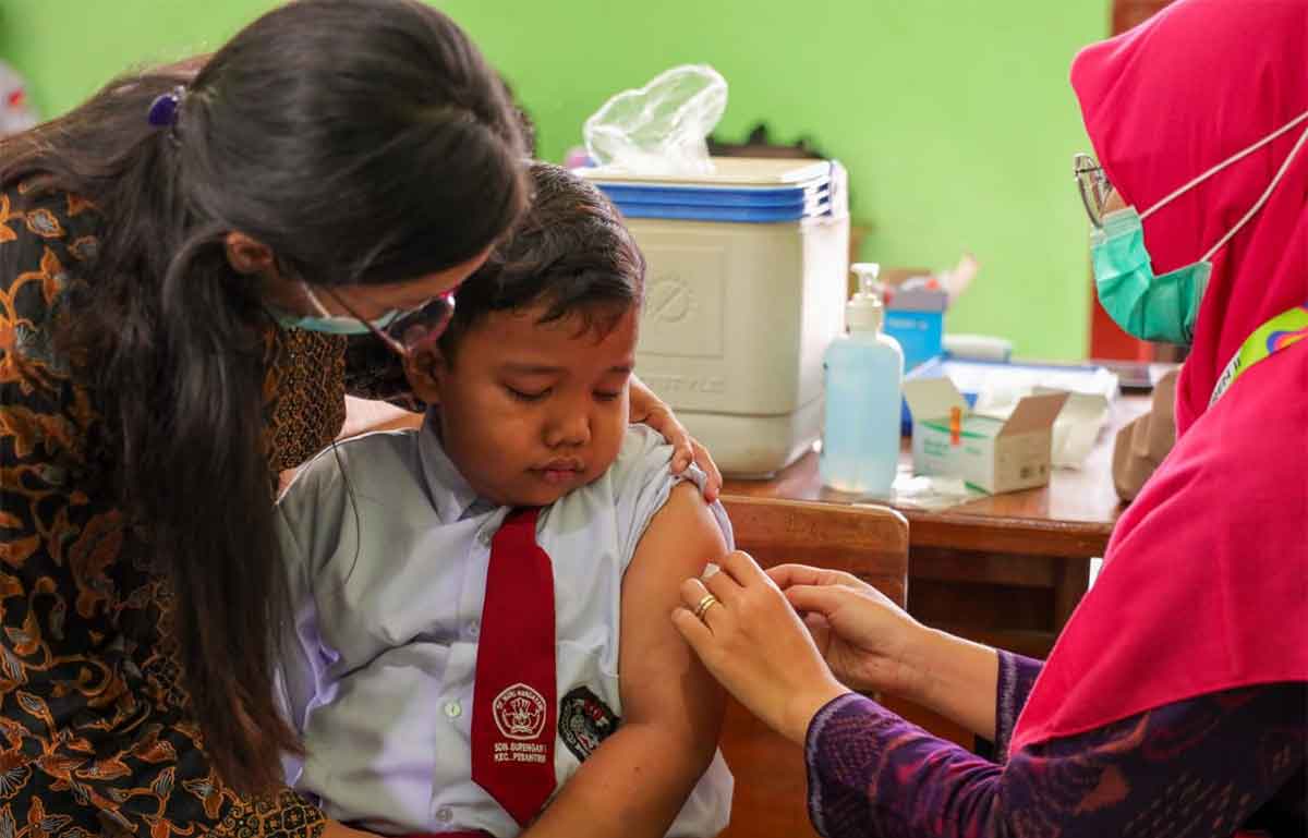 Petugas saat memberikan imunisasi lengkap kepada salah seorang anak dengan acara disuntikkan. Foto: Ist