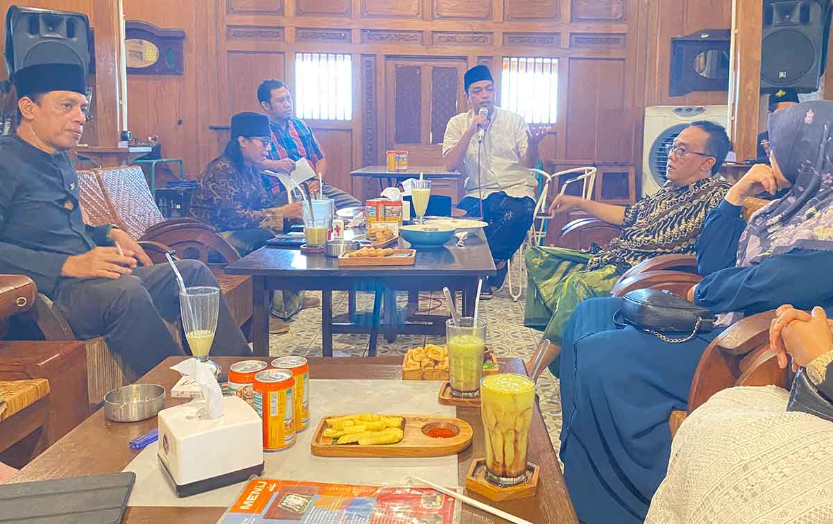 Koordinator GAM saat diskusi dengan beberapa pengasuh pondok pesantren di Jawa timur.