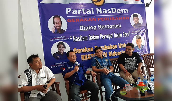 DISKUSI: Ketua DPD Partai NasDem Sidoarjo Ainul Yakin (tengah) saat berdialog dengan wartawan, Senin (9/9). foto: MUSTAIN/ BANGSAONLINE