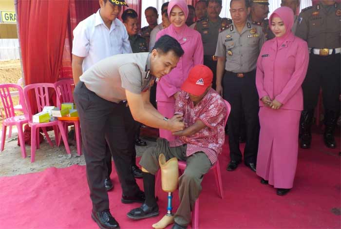 Kapolres Pacitan AKBP Setyo Kus Heriyatno saat memberikan bantuan kaki palsu.