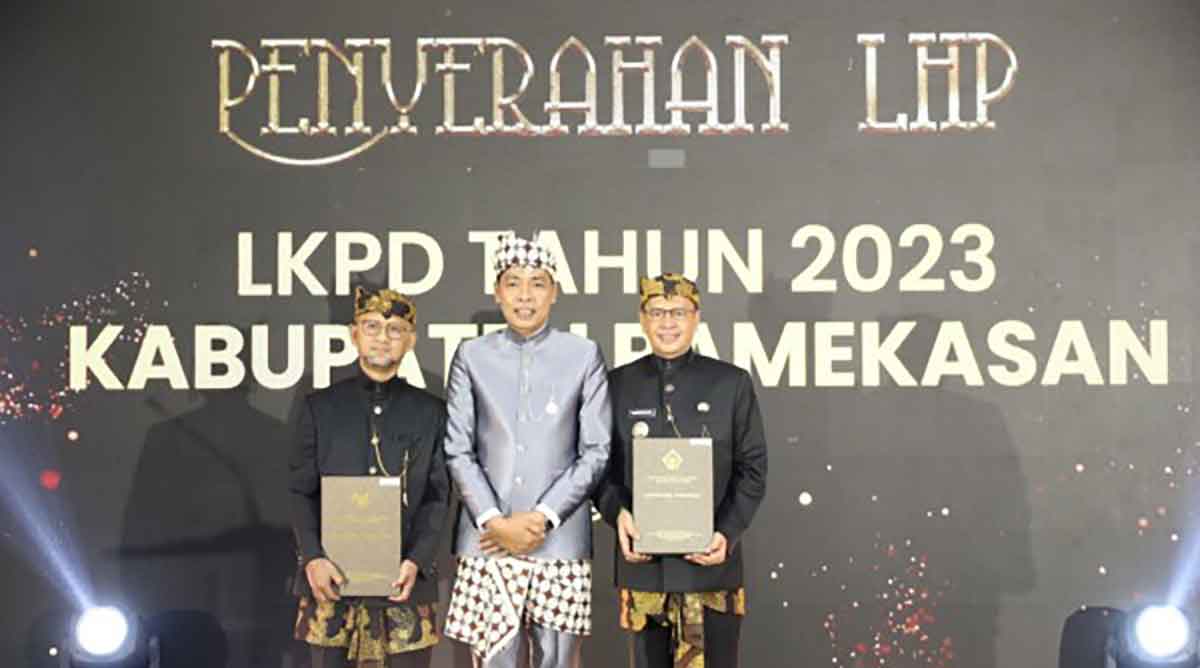 Pj Bupati Pamekasan, Masrukin, saat menerima penghargaan opini WTP dari BPK.