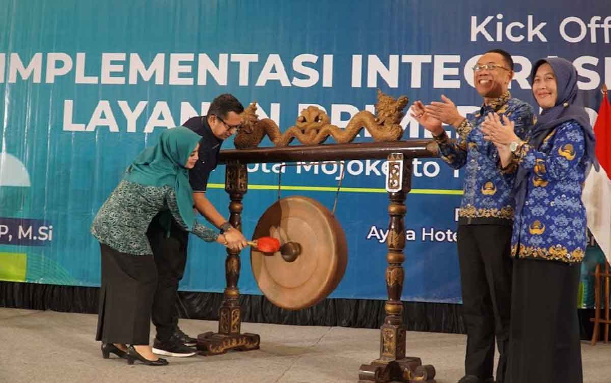 Pj Wali Kota Mojokerto saat memukul gong, sebagai tanda kick off implementasi ILP atau integrasi layanan primer.