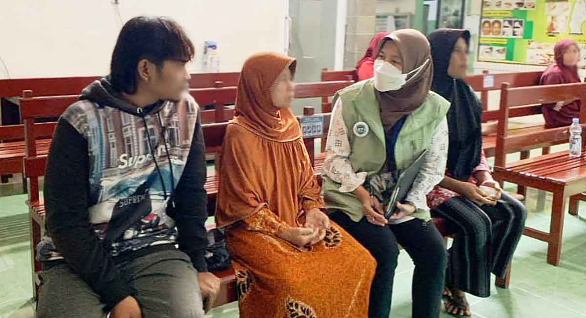 Petugas dari BPJS Kesehatan saat melayani salah satu pasien.