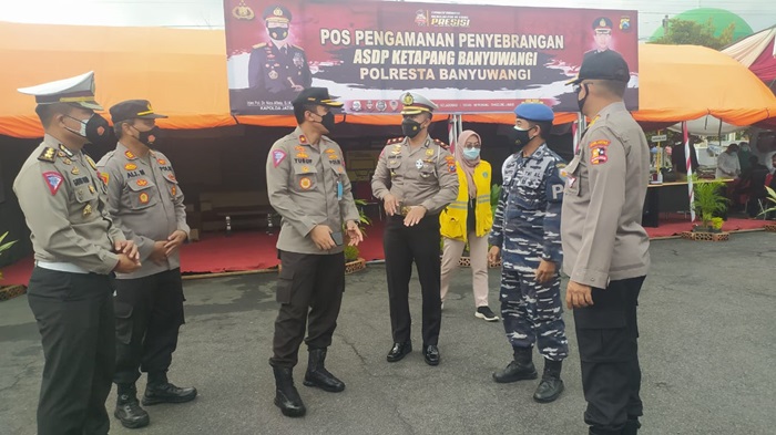 Dirregident Korlantas Polri, Brigjen Pol Yusuf, S.H., S.I.K., mengunjungi Pos Pengamanan Penyeberangan ASDP Ketapang Banyuwangi, Jumat (12/2/2021) siang. 