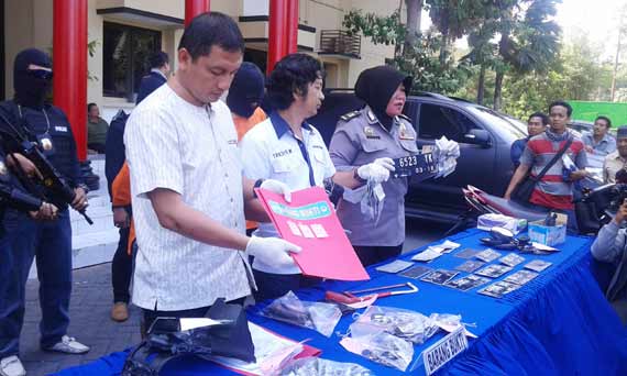 Kasat Narkoba dan Kasat Reskrim di depan para tersangka. foto: rusmiyanto/BANGSAONLINE
