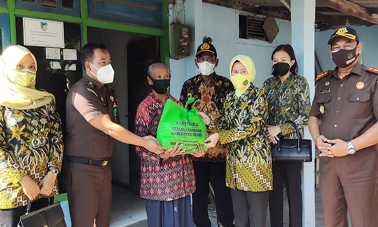 Peringati HUT Ke-61 Adhyaksa dan HUT Ke-21 IAD, Kejari Kediri Bagikan Ratusan Paket Sembako
