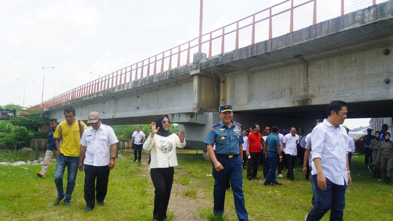 Wali Kota Mojokerto Ika Puspitsari bersama Wakil Wali Kota Achmad Rizal Zakaria dan Ketua PODSI Jawa Timur sekaligus Komandan Puspenerbal Laksamana Pertama TNI Edwin meninjau lokasi di Jembatan Rejoto, Pulorejo.